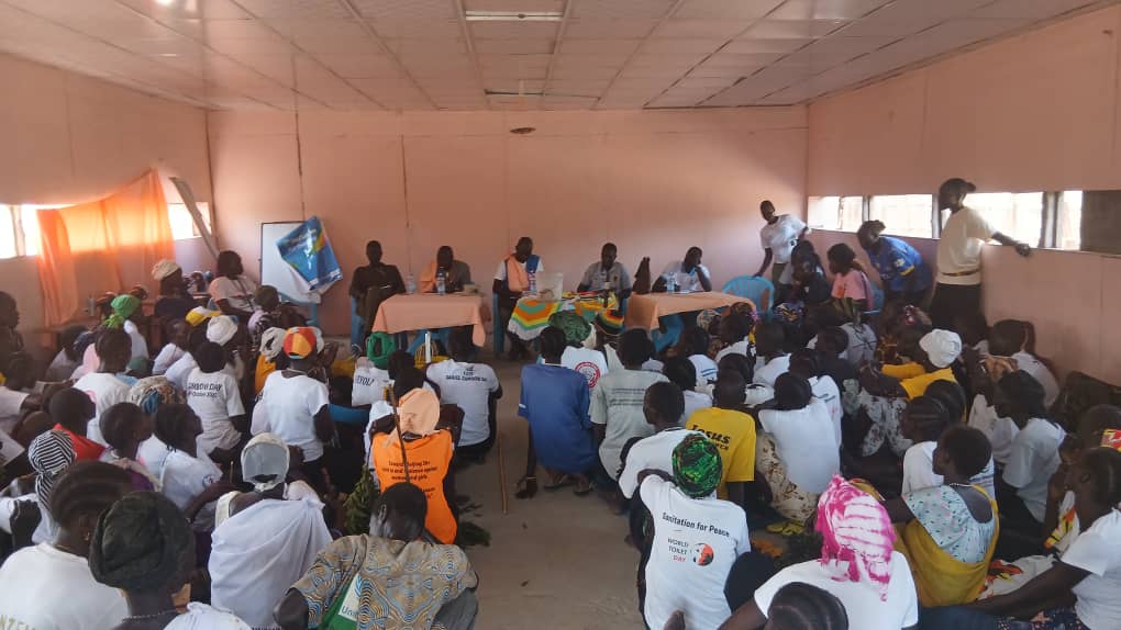Women gathered at the HRSS Women and Girls Friendly Space in Mayendit during the visit of the Director General and UNFPA